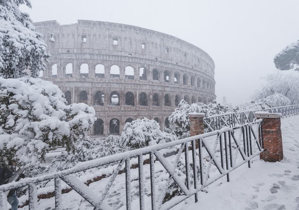 Spettacolare e abbondante nevicata a Roma, con il Colosseo innevato come non mai: ripercorriamo la meteostoria delle grandi irruzioni fredde e nevose dei mesi di febbraio 1929,1956,1991, 2012.