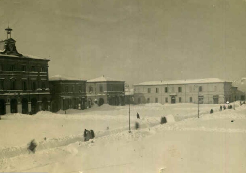 Una foto storica della nevicata e gelo del febbraio 1929, ad Alfonsine in provincia di Ravenna. Foto pubblico dominio.