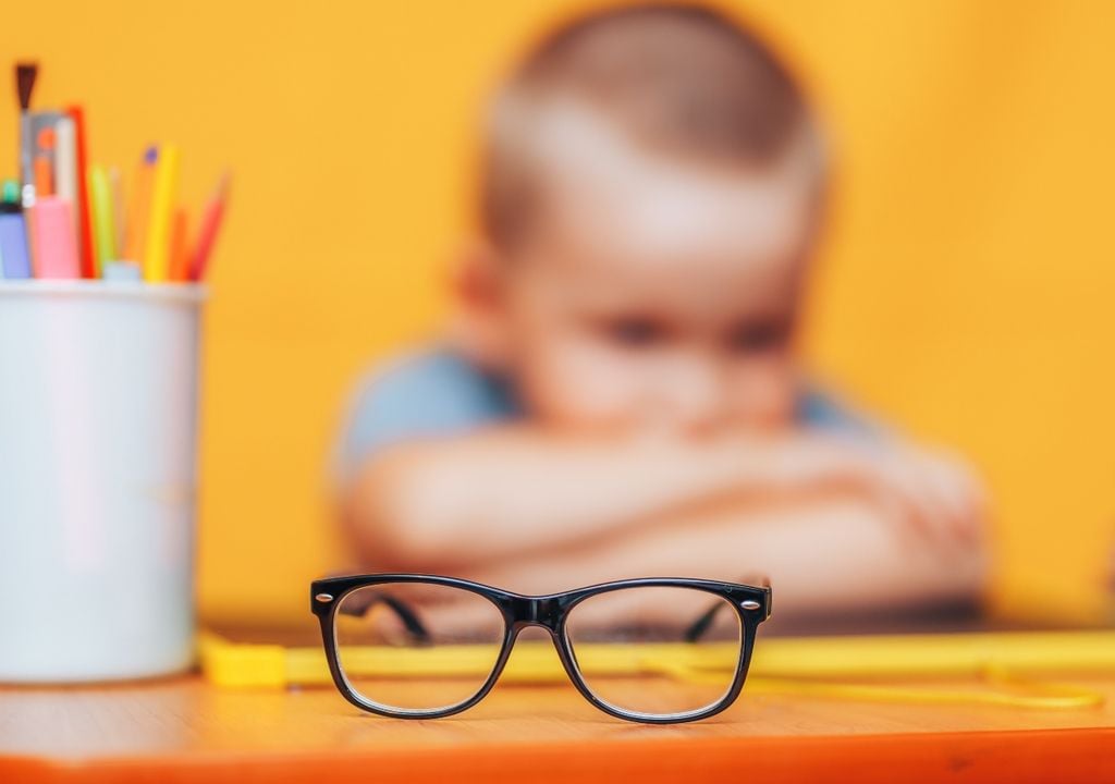 Los hallazgos apuntan a un factor menos evidente que el exceso de dispositivos: la cantidad de luz que realmente llega a la retina.