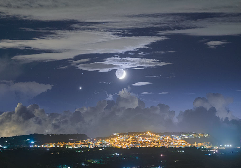 Un fenomeno ottico affascinante: la luce cinerea e il riflesso terrestre che svela la Luna