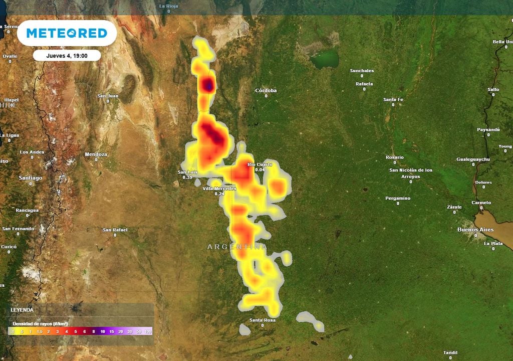 Rayos jueves El jueves, el avance del frente activará tormentas en el centro oeste del país. Este mapa muestra la densidad de rayos/km2 en la tarde del jueves 4