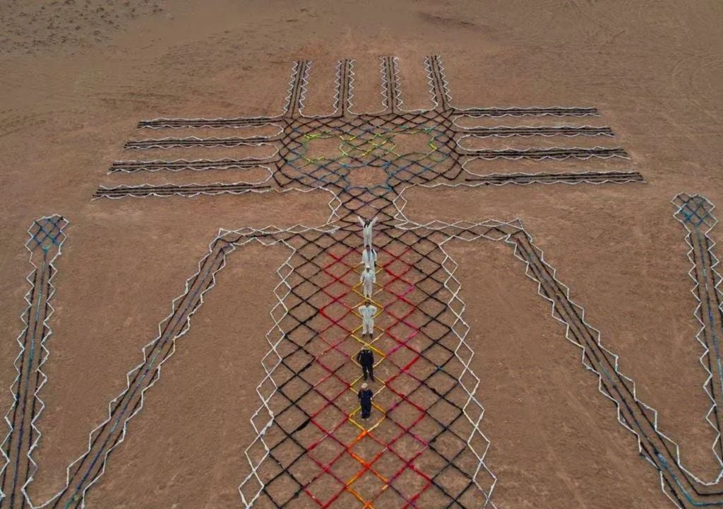El proyecto tomó una problemática ambiental compleja, llena de datos técnicos y ubicada en vertederos ilegales, y la volvió una imagen clara, accesible y conmovedora para cualquier persona que pasara por la Ruta A-16. Créditos imagen: Proyecto Gigante Vestido.