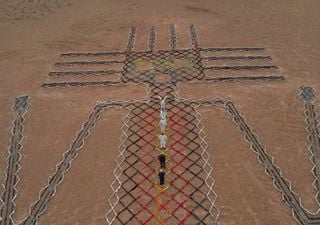 Un gigante de tela en el desierto: la obra efímera que retrata la montaña de ropa que ahoga a Alto Hospicio