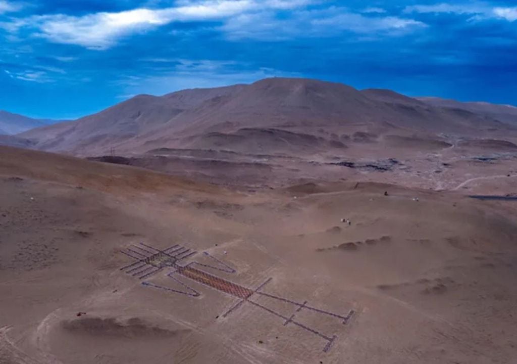 La construcción fue un esfuerzo colaborativo que involucró a estudiantes de la Universidad Finis Terrae, voluntarios y el apoyo técnico de CircularTec, un centro especializado en economía circular. Créditos imagen: Proyecto Gigante Vestido.