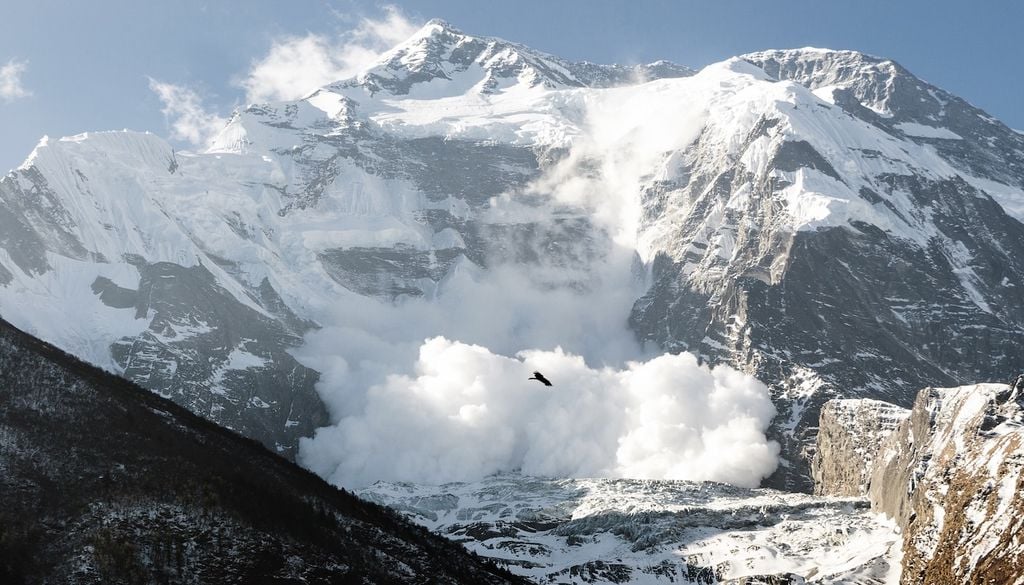 Valanga di neve sul versante dell'Annapurna II, Circuito dell'Annapurna, Nepal. I cambiamenti climatici espongono a maggior rischio le spedizioni alpinistiche, sia sulle alpi che in Himalaya. Un professore dell'Università di Bristol spiega che ruolo hanno avuto nel recente disastro in Nepal.