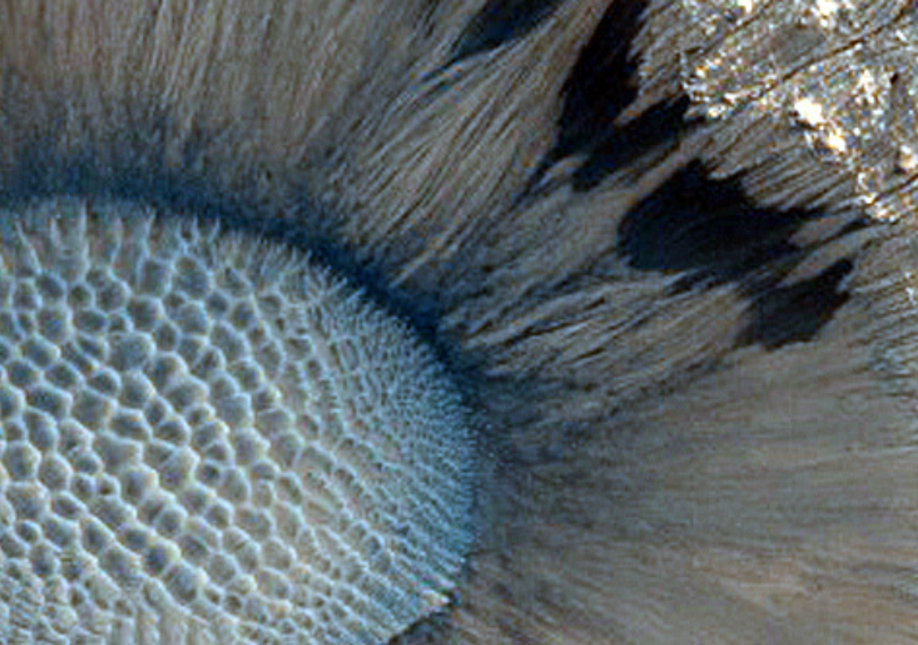 Imagen del cráter ubicado en el Meridiani Planum, una llanura cercana al ecuador de Marte. Imagen tomada de HiRISE: Lunar & Planetary Laboratory Imagen del cráter ubicado en el Meridiani Planum, una llanura cercana al ecuador de Marte. Imagen tomada de HiRISE: Lunar & Planetary Laboratory