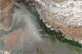 Un gran penacho de humo en el norte de la India