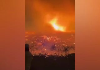 ¡Un gran tornado de fuego en el incendio de Aguiar da Beira, Portugal! El fenómeno se produjo cerca de varias personas