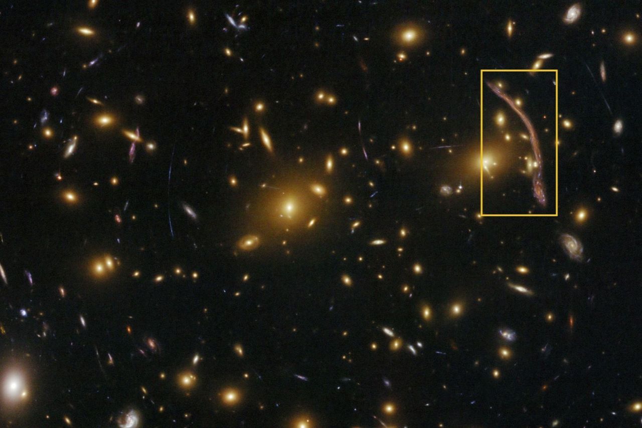 El cúmulo galáctico Abell 370, con el Arco del Dragón resaltado. Crédito: NASA, ESA, el equipo ERO del Hubble SM4 y ST-ECF