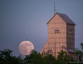 Un hidroavión “aterriza” en la súper luna del perigeo