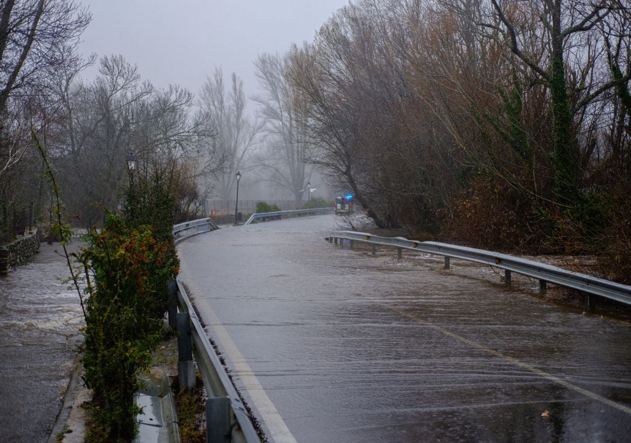 Carretera inundada en Madrid, tras las recientes y extraordinarias lluvias. La gran dorsal anticlónica detrás de estos efectos.