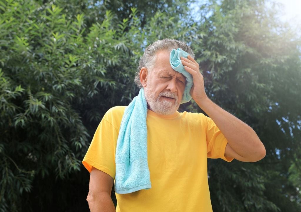 Adulto secándose el sudor Adulto secándose el sudor