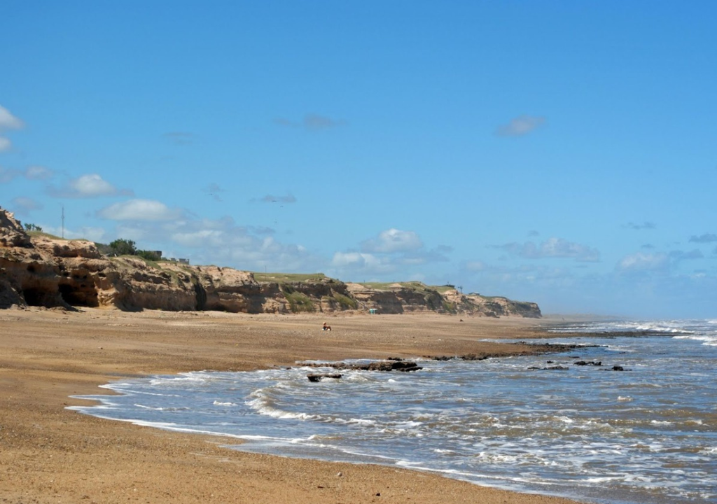 Centinela del Mar En Centinela del Mar viven apenas 4 personas de forma permanente, aunque en verano llegan muchos turistas a disfrutar de la calma. Foto: X @AgenciaComBA