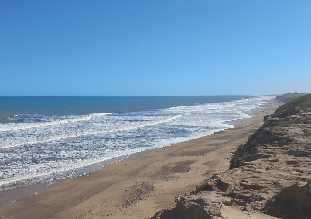 Centinela del Mar Llegar a Centinela del Mar es toda una travesía en caminos de tierra. Esto hace que no sea un pueblo "mainstream" y, a la vez, le da su atractivo. Foto: X @Juan_Parodi