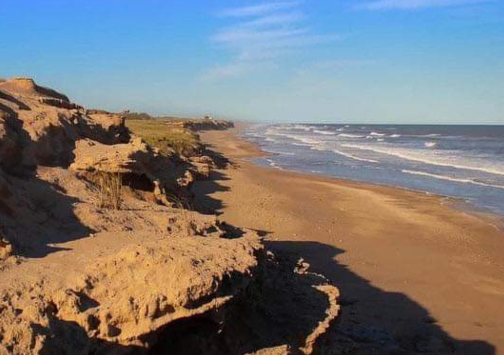 Centinela del Mar Para llegar a Centinela del Mar hay que completar 17 kilómetros de camino de tierra y que, en condiciones climáticas hostiles, convierten el camino en intransitable. Foto: X @Germandicesare