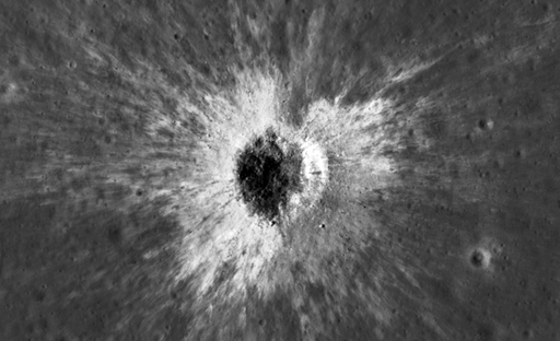 La NASA scopre un nuovo enorme cratere sulla Luna: "si &egrave; schiantato un asteroide grande come un palazzo di sei piani"