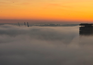 Un impresionante mar de niebla cubre la ciudad de Alicante al atardecer: as&iacute; se ha visto desde lo alto de un rascacielos