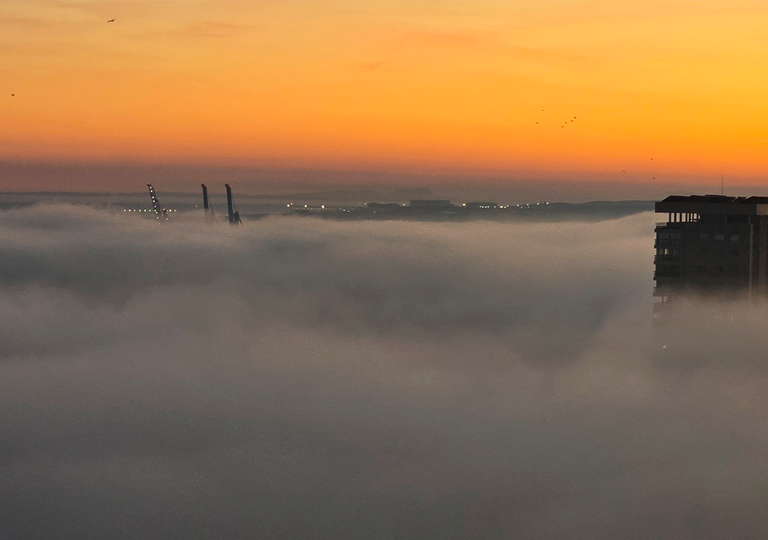 Un impresionante mar de niebla cubre la ciudad de Alicante al atardecer: as&iacute; se ha visto desde lo alto de un rascacielos