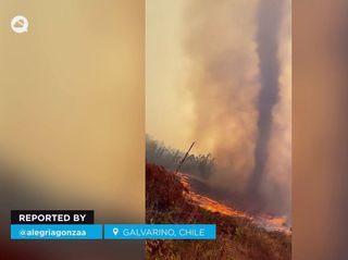Un impresionante tornado de fuego se forma durante un incendio en Galvarino, Chile