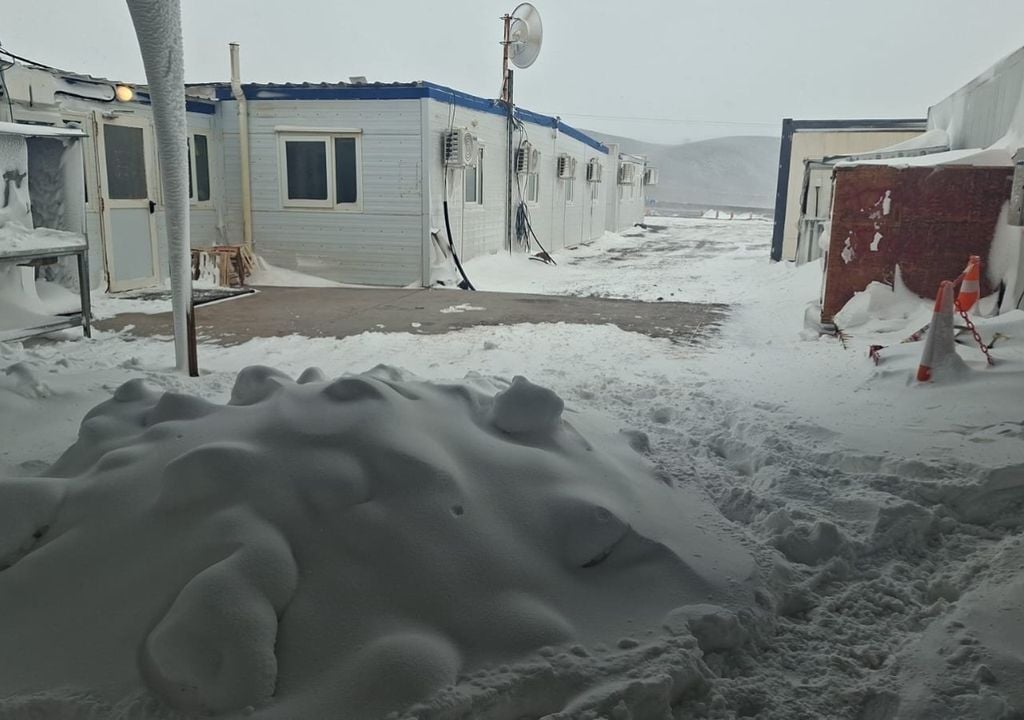 catamarca Las intensas nevadas y el viento acumularon grandes espesores de nieve dentro del campamento de alta montaña, dificultando la circulación y las tareas operativas. Gentileza: @radio2rosario en X.
