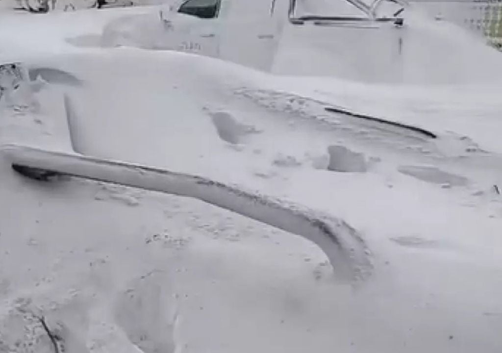nieve Camionetas utilizadas para las tareas en alta montaña permanecen cubiertas por la nieve mientras continúan bloqueados los caminos de acceso al campamento. Gentileza: @luismatorras en X.