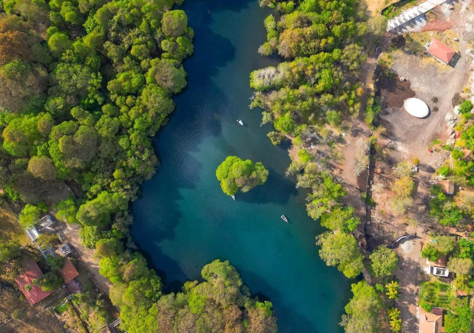 Este es el lago más azul de Michoacán en donde puedes nadar y acampar. Noticias en tiempo real