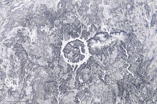 Un lago moderno en un cráter antiguo