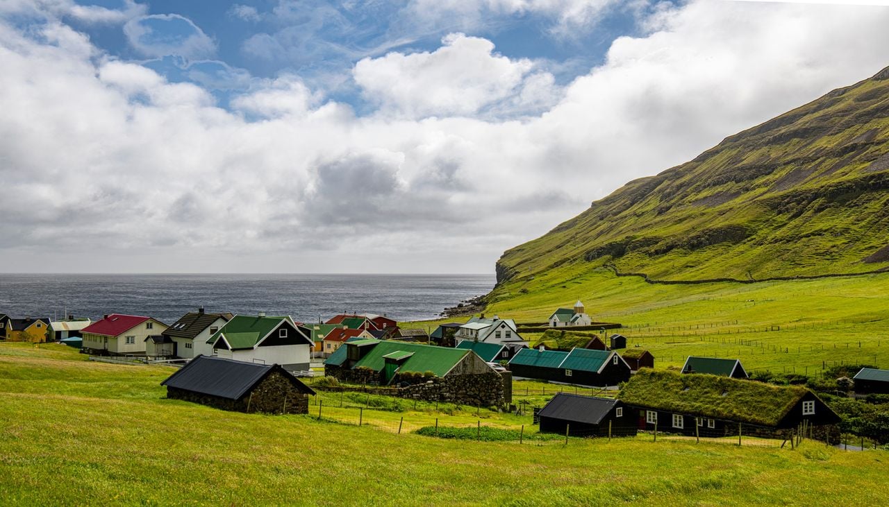 Las islas Feroe, una maravilla que combina verde, mar y acantilados.