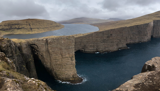 Un lago que flota sobre el oc&eacute;ano y una cascada que cae al mar: los rincones m&aacute;s espectaculares de las islas Feroe
