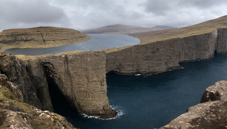 Un lago que flota sobre el oc&eacute;ano y una cascada que cae al mar: los rincones m&aacute;s espectaculares de las islas Feroe