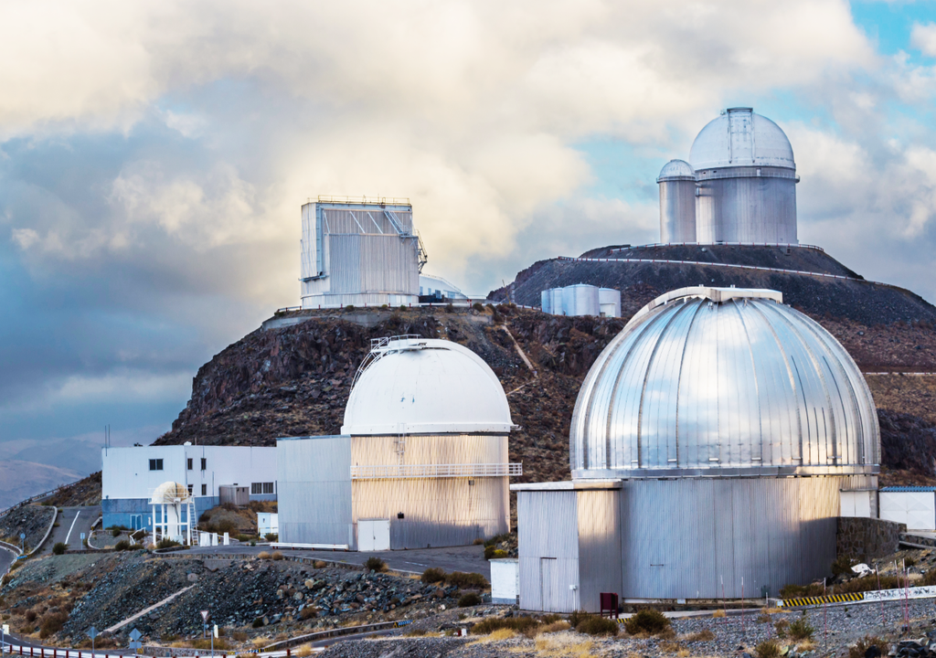 El observatorio La Silla, en el desierto de Atacama, está alejado de fuentes de contaminación lumínica que interfieren en la observación astronómica.