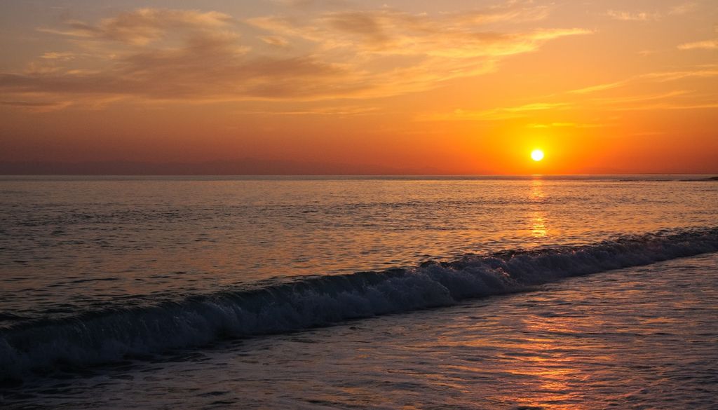 L'accumulo di calore negli strati d'acqua del mare non è un dettaglio trascurabile. Infatti il Mar Mediterraneo è un mare isolato, che tende ad accumulare calore durante la stagione calda, per poi rilasciarlo all'atmosfera all'arrivo delle prime vere e proprie perturbazioni atlantiche umide e fresche.