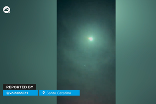 ¡Un meteoro muy brillante ilumina los cielos de Santa Catarina, Brasil! Este bólido pertenece a la lluvia de las Líridas