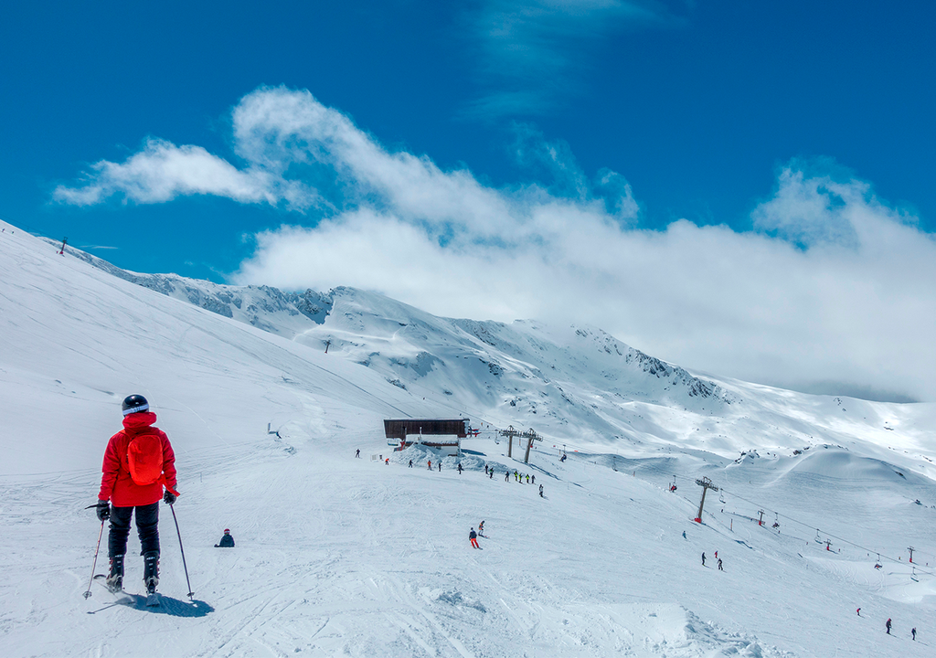 En zonas altas de Sierra Nevada se acumulan cerca de cuatro metros, valores excepcionales para comenzar la Semana Santa.