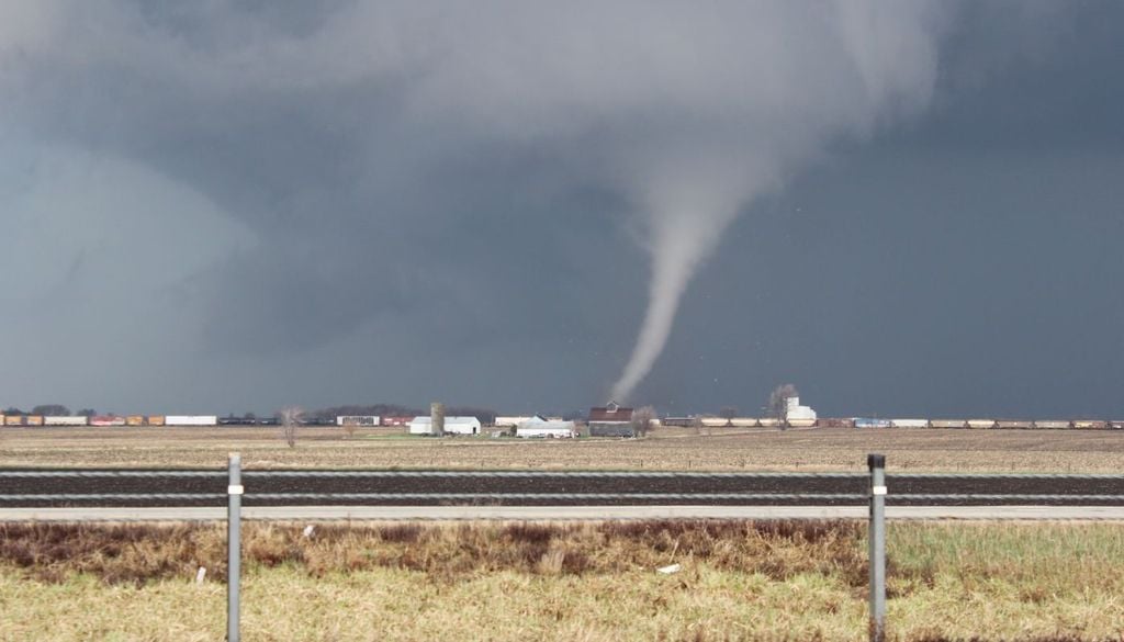La Val Padana in primavera è storicamente una delle aree europee più esposte a fenomeni temporaleschi intensi, a causa del contrasto tra aria calda umida preesistente nei bassi strati, e correnti più fresche che scorrono in quota.