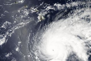 Un virulento huracán categoría 5 apunta a Hawaii
