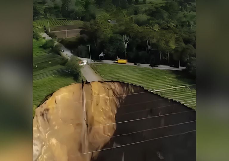 Un socav&oacute;n masivo de 30.000 m&sup2; abre la tierra en Indonesia: im&aacute;genes y las explicaciones de los expertos en geolog&iacute;a
