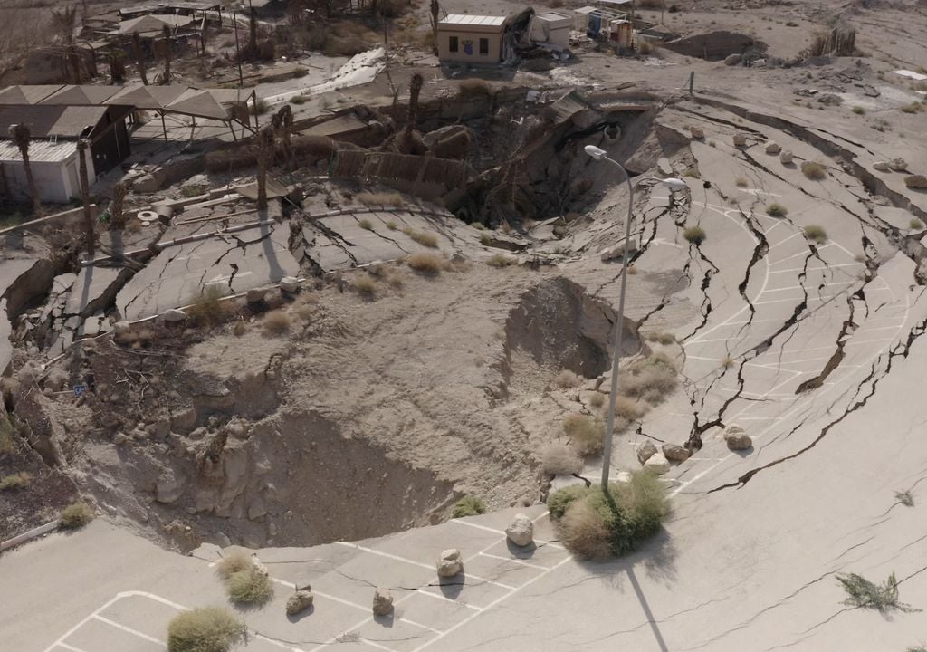 Gran sumidero o sinkhole surgido en 2021 en una zona desértica cercana al Mar Muerto, en Israel.