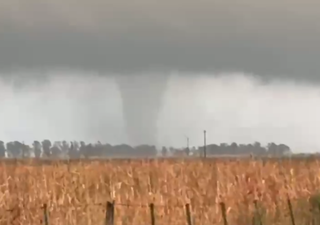 En Las Flores se registraron algunos tornados en las zonas rurales. Foto: X @cindymfernandez