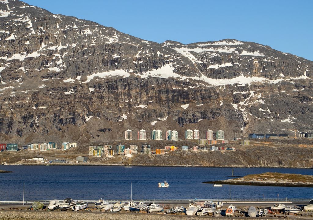 Le port de Nuuk avec ses immeubles et ses maisons en bois colorés