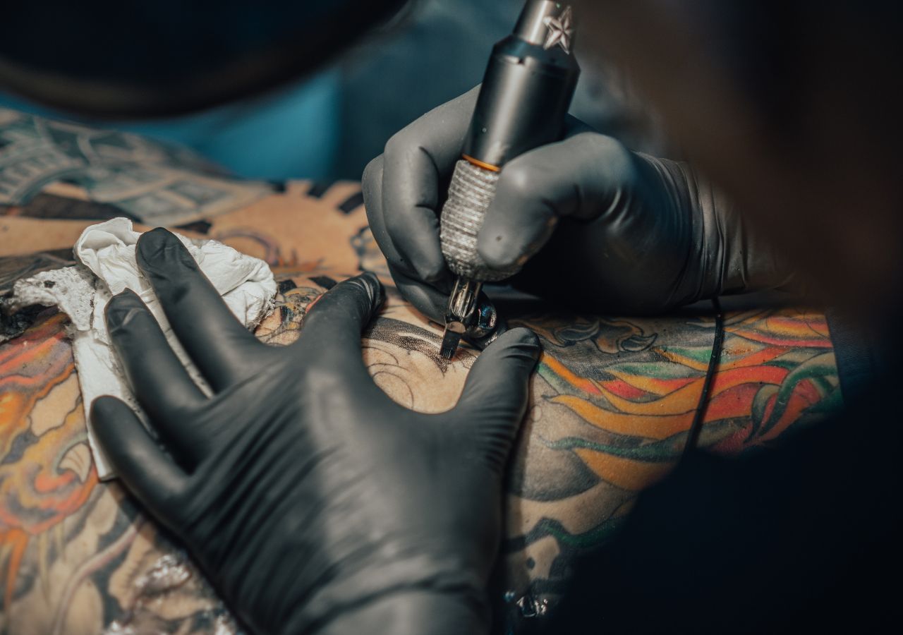 Cientistas dinamarqueses revelam que tintas para tatuagens podem aumentar o risco de câncer de pele