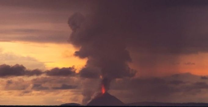 Un Nuevo Tsunami En Indonesia: Cifras Provisionales; 165 Muertos Y Casi 700 Heridos El tsunami, que llegó a la costa entre las 21:27 - 21:35 hora local del sábado 22 de diciembre de 2018.