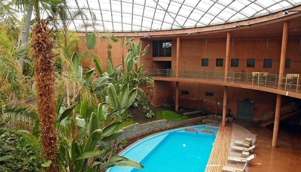 Pasillos La Residencia Sus pasillos, terrazas y la gran cúpula central sirvieron como escenario del escondite de un villano de James Bond. Desde entonces, muchos lo conocen como la "guarida" secreta de los astrónomos. Créditos de la imagen: ESO.