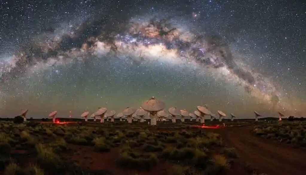 Conjunto de antenas ASKAP, en el desierto australiano. Crédito: CSIRO.