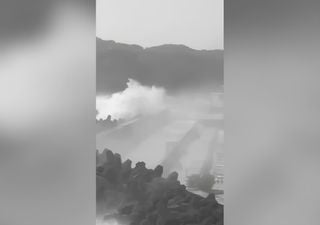 Vídeo: unas olas gigantescas azotan Taiwán y obligan a emitir alertas en la costa de Taipéi