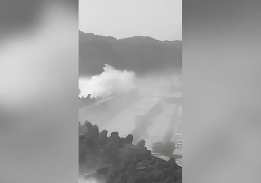 Vídeo: unas olas gigantescas azotan Taiwán y obligan a emitir alertas en la costa de Taipéi