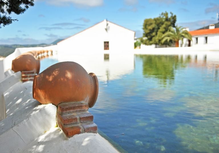 Un paraíso de agua cristalina desconocido en Andalucía: una piscina gratuita declarada Bien de Interés Cultural