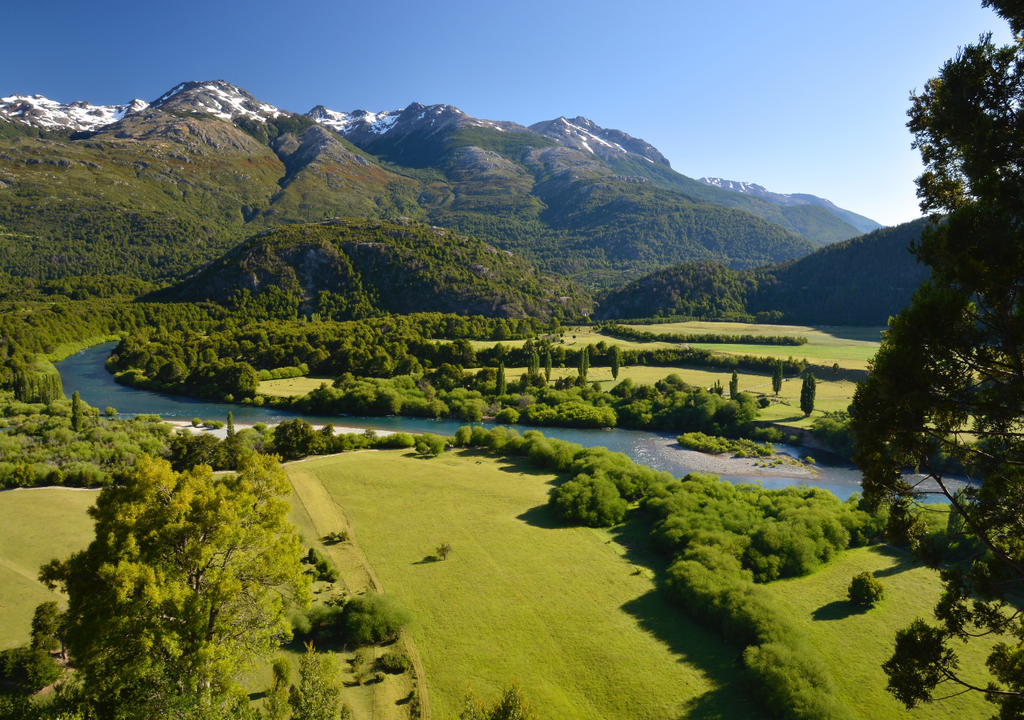 Futaleufu, Chile El río Futaleufú, las imponentes montañas y los cautivantes bosques patagónicos conforman los paisajes perfectos en este pueblo de la Patagonia de Chile.