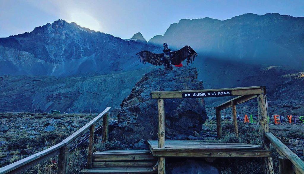 Parque Salto El Yeso, Cajón del Maipo. El Parque Salto El Yeso es un buen lugar para avistar cóndores. Crédito: @cascada_salto_elyeso