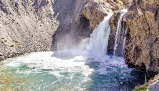 Un para&iacute;so inserto en la Regi&oacute;n Metropolitana para visitar en primavera: un caudal de agua color esmeralda